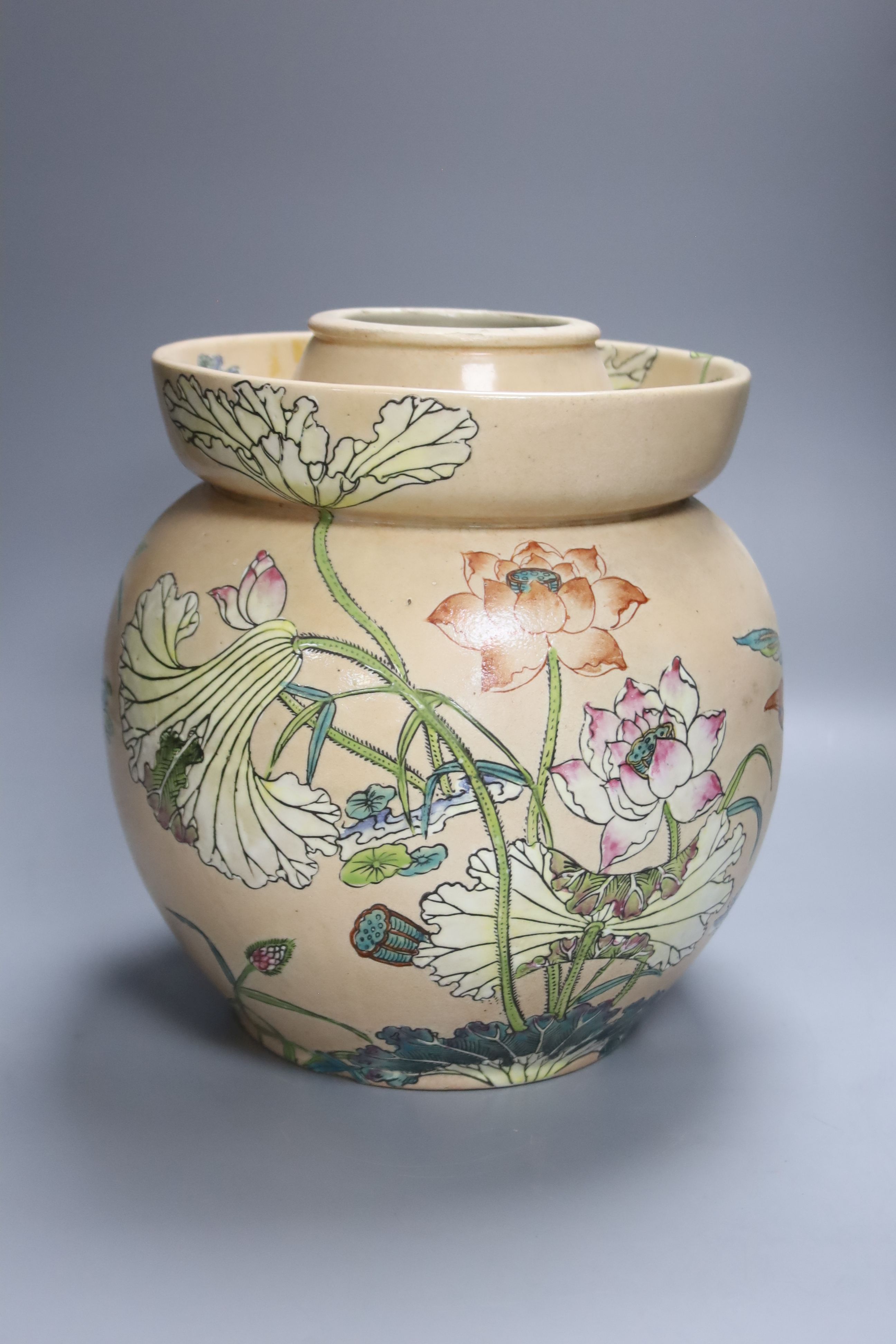 A Chinese enamelled pottery vase